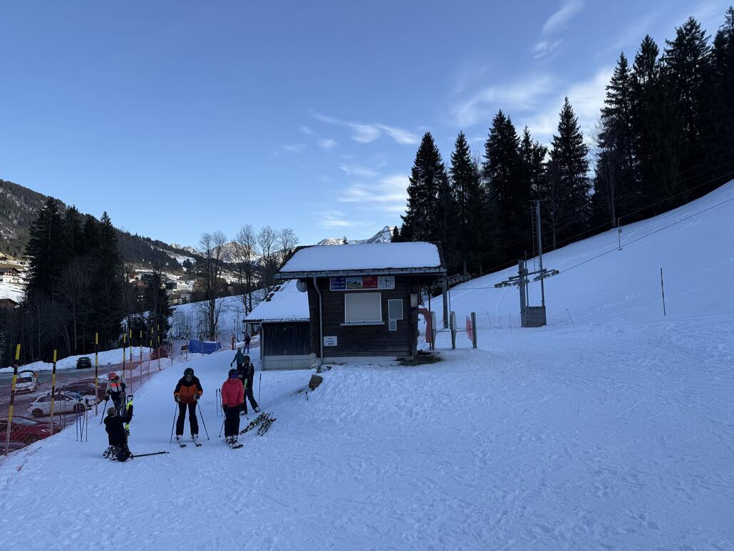 Unten wurde auch klar warum: Nicht nur die Piste war schlecht, der Zubringerlift von heute morgen war schon um 15:30 Uhr komplett ausser Betrieb, obwohl an der Tafel 16:30 als letzte Fahrt angeschrieben stand.