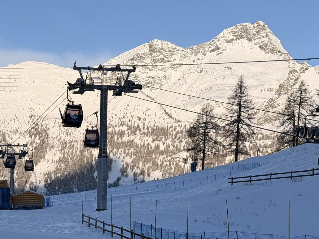 Crest. Mittelstation der EUB von Champoluc, wo man auf eine Halbarsch-8EUB umsteigen muss.