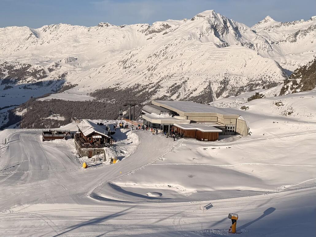 Ab Alpe Ostafa (Bergstation im Bild) geht es weiter mit einer kurzen aber steilen 4SB