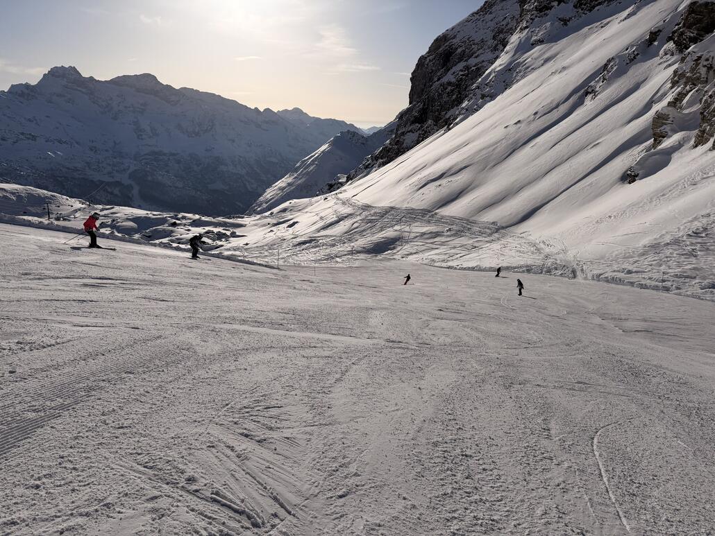 Piste Richtung Staffal, von wo es mit einer modernen 8EUB weiter auf die andere Talseite nach Gabiet geht.