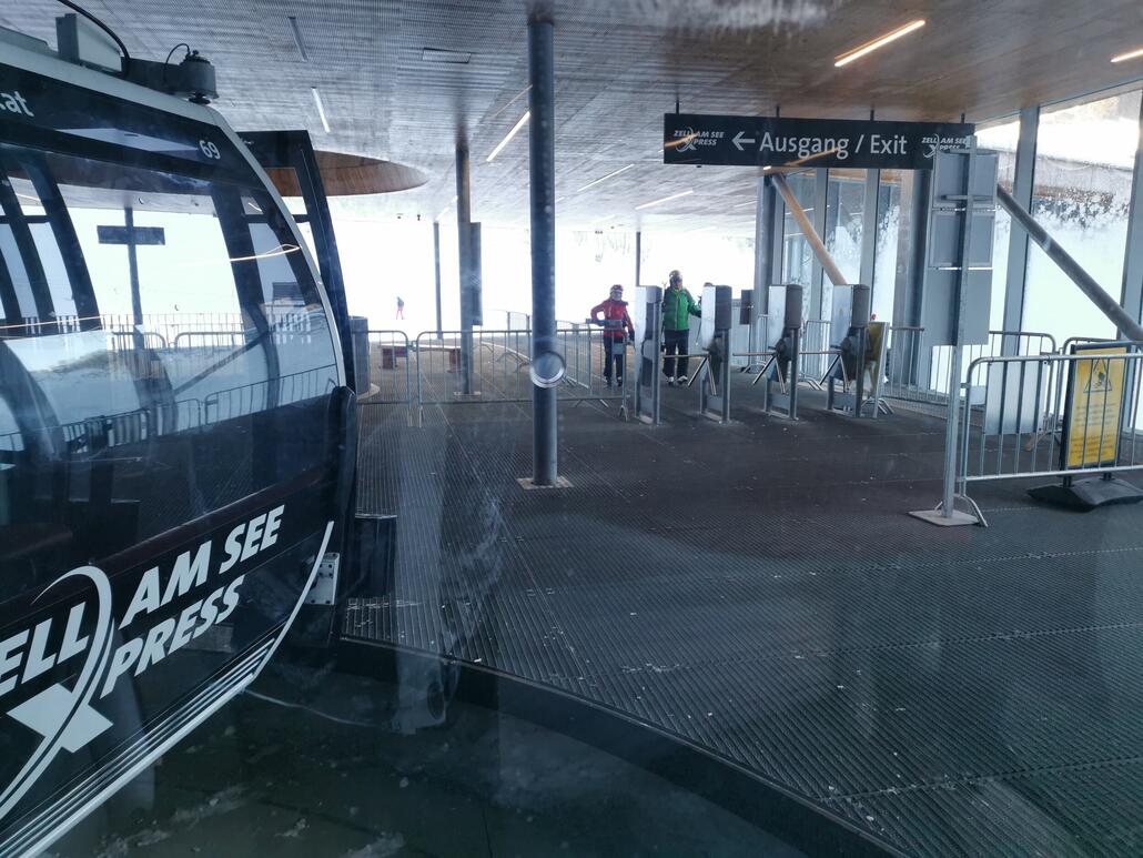 5. Da ich gestern schon ausführlich in Saalbach dokumentiert habe. Hier der Sprung zum ZellamseeXpress. Und ja, an der Schönleitenbahn war die gewöhnliche Menschentraube um 10:00. Also besser gleich in den Bus. Hier schaut der Wartebereich zu 99% so aus.