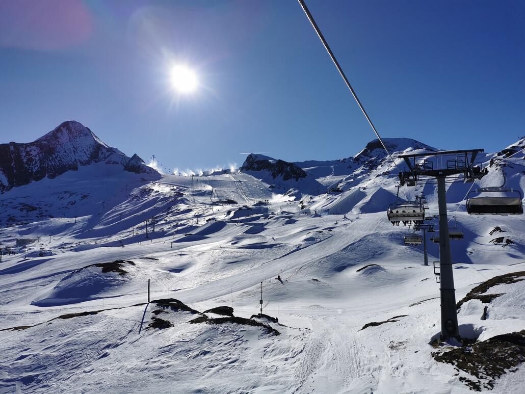12. Ich bleib gleich im Bus sitzen und fahre bis zum Gletscherjet 1. Hier schon oben am Gletscher. Hier Kitzsteinhorntypisch immer viel los.