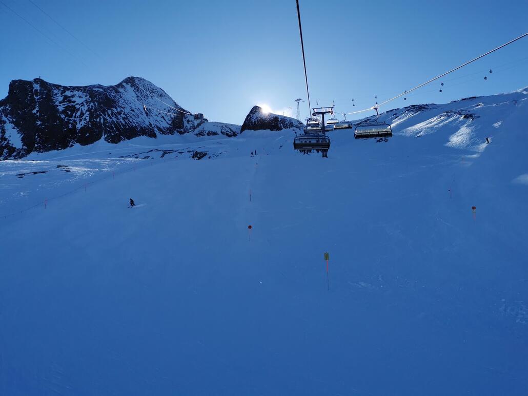 16. Nanu. Sogar der Schmiedinger hat geöffnet. Und auch die schwarze Piste links runter zum Sonnenkar.
