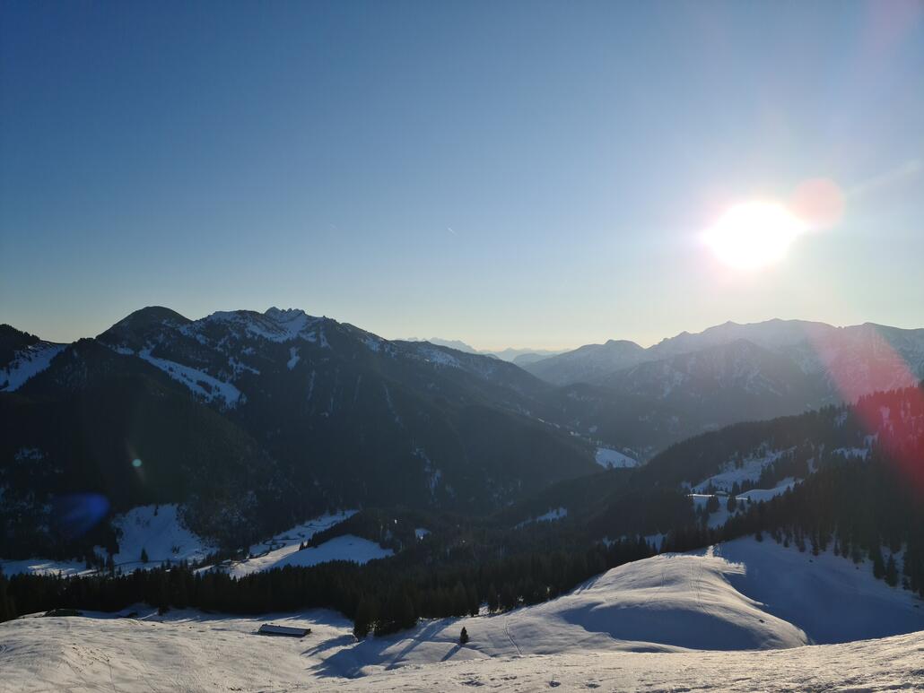 Ausblick vom Roßkopf in Richtung Südosten, mit der Rotwand links der Bildmitte