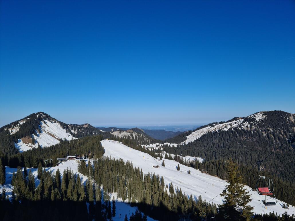 Blick vom Roßkopf in Richtung Norden. Links der Stümpfling mit den beiden Bergstationen. Dahinter in Bildmitte der Osthanglift. Etwas dahinter ist die Firstalm zu erahnen.