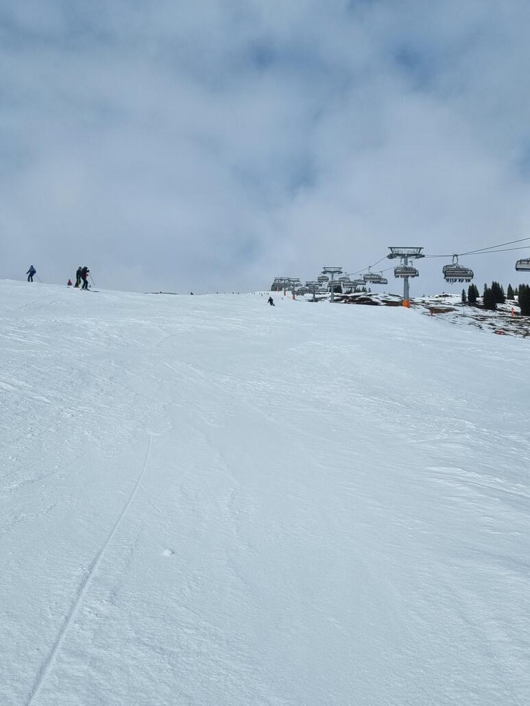 Die breiten Sonnenhänge in Saalbach u. Hinterglemm lassen sich gut carven. Stellenweise schon etwas aufgeweicht, meist aber schön griffig.