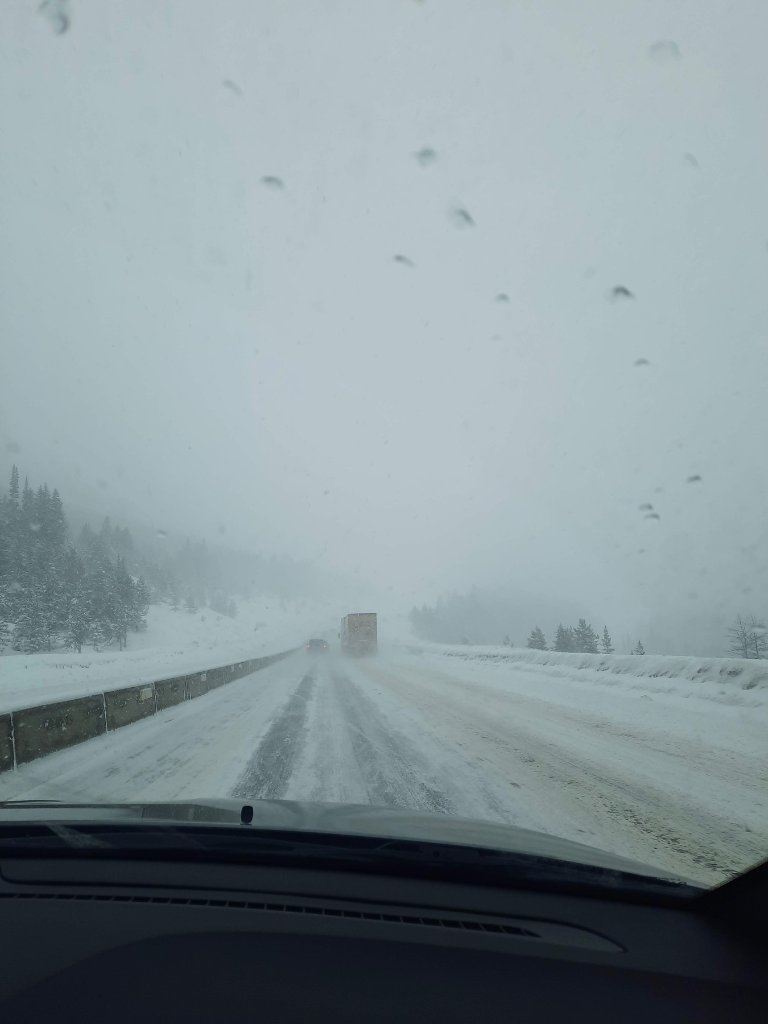 Vail Pass, dichtes Schneegestöber und superschnelle Lastwagen auf der Überholspur