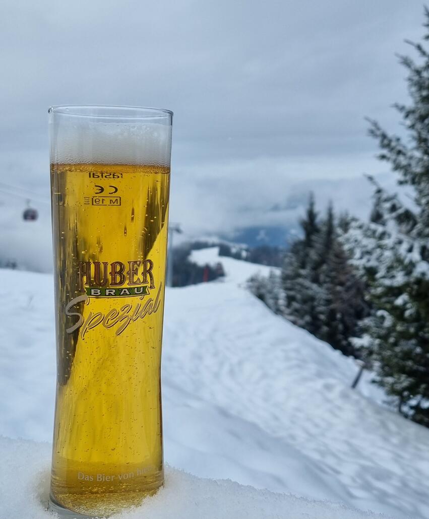 Teilweise recht anstrengend u. durch Nebel geht es zurück nach Fieberbrunn, wo ein abschließendes Bier getrunken wird...