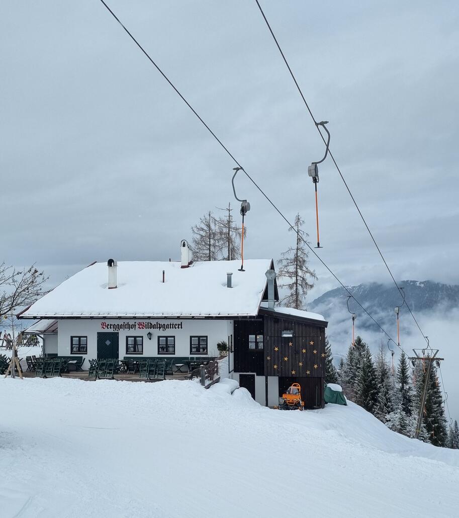...bei dieser netten Hütte, direkt neben einem Tellerlift, welcher leider nicht läuft.