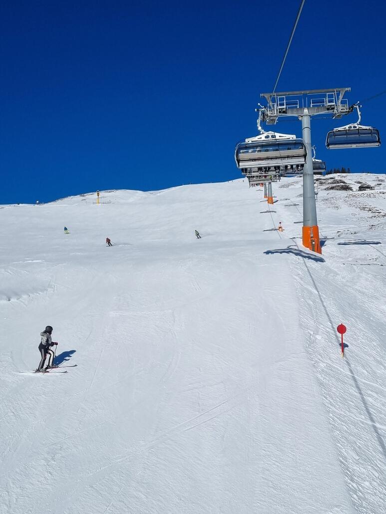 Kurze Wartezeit am Hasenauer, Piste hält noch gut und es lassen sich schöne Schwünge ziehen.