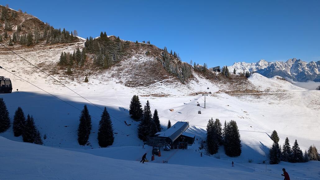 In Fieberbrunn ist zum Glück etwas weniger los, allerdings auch hier sind etwas harte kunstschneepisten
