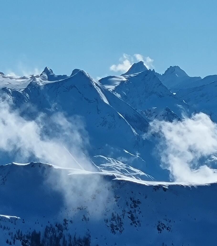 Links der Gletscher am Kitzsteinhorn, die dritte Spitze, wo leicht die Wolken hängen, ist der Großglockner.