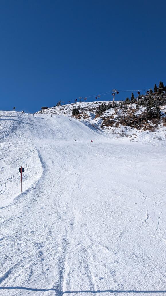 Die  Weltcup Piste am 12er Kogel ist leider auch eisig und zerfahren