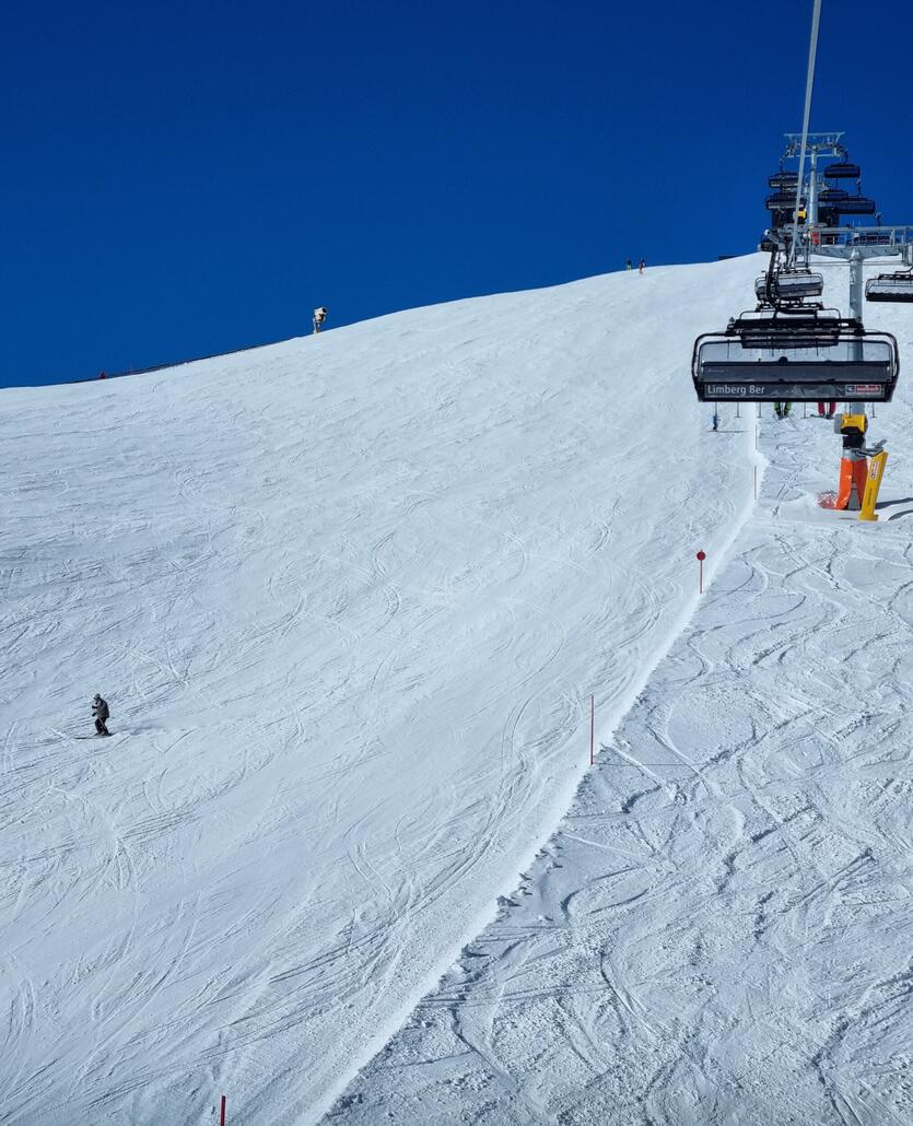 Turbo zünden am sonnigen Limberg und schöne weite Carvingschwünge in den Schnee setzen. Geiler Hang die rote 3.