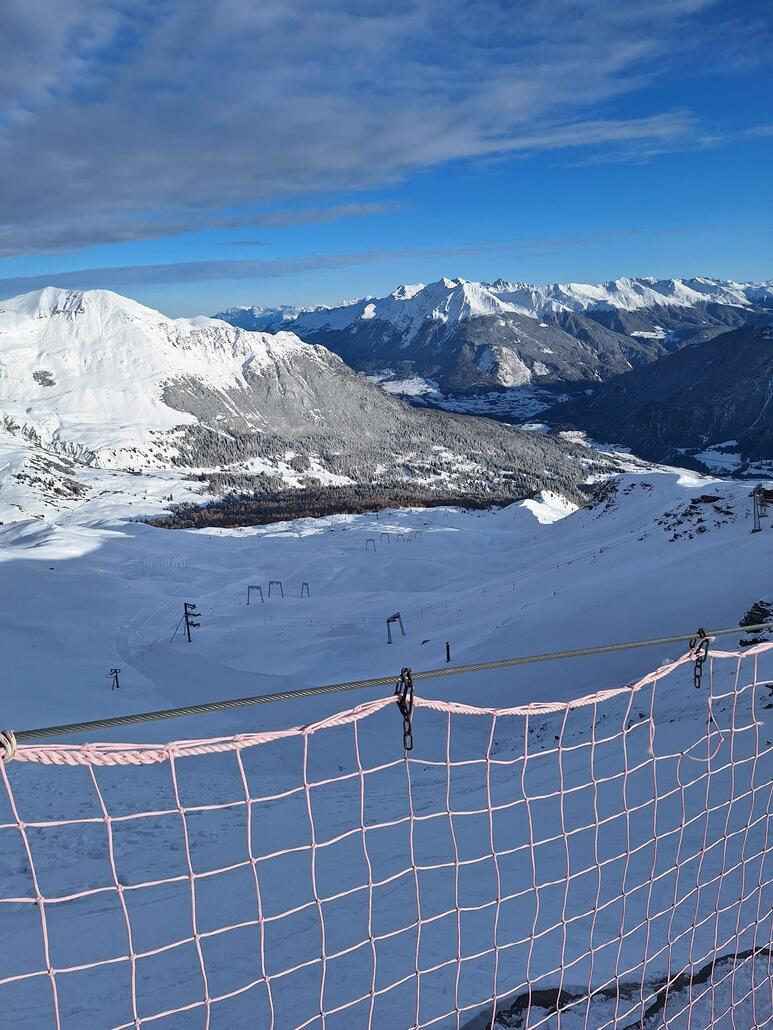 Blick nach Laritg. Sehr dünne Schneedecke.