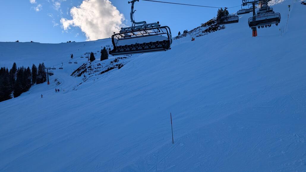 Wieder zurück in Leogang, die Pisten sind nicht besser geworden, gerade die Hauptpisten haben teilweise sehr hohe Buckel und sind ziemlich eisig. Der Schnee hat wirklich nicht lange durchgehalten, obwohl er heute morgen so wunderschön war!
