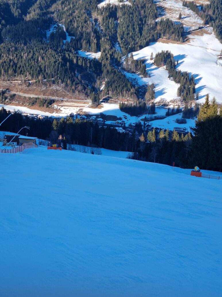 Ein letztes Mal geht es hinunter ins schattige Leogang, bevor ich meine Heimreise antrete. SHLF hat mich noch nie enttäuscht, wahrscheinlich zieht es mich deswegen auch immer wieder hierher zurück. Ein klasse Skigebiet, wo ich mich immer wohl fühle, die Verbindung  nach Zell ist auch eine tolle Sache. 9,5 von 10 gibt's für die 5 Skitage, den halben Punkt auf die 10 zieh ich ab wegen ein paar steinigen Stellen.