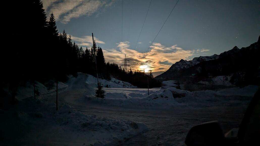 Kurz vor dem Sonnenaufgang gab es heute den Monduntergang zu sehen