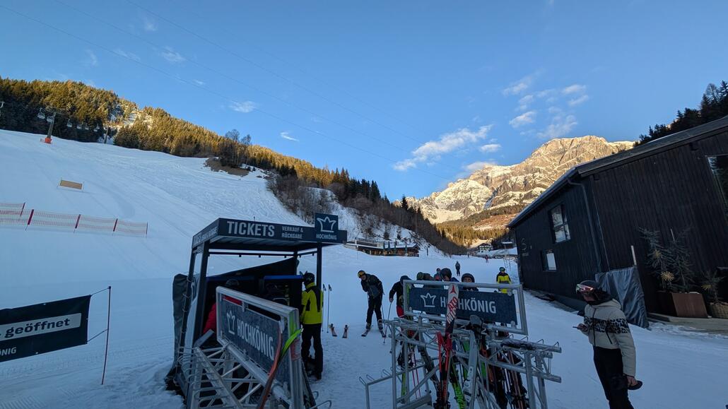 Angekommen am kostenlosen Parkplatz direkt neben der Karbachbahn, sie warten bis 8:30 Uhr mit der Öffnung, und die Leute stehen schon ziemlich lange als Schlange