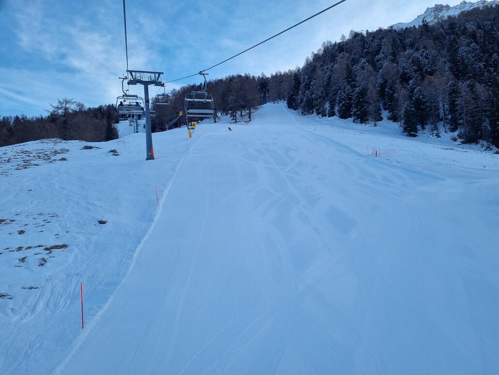 Daher direkt zur Combatseline im Schatten. Wer braucht schon Sonne.<br />Dank des Wetters der letzten Tage hier auch frühmorgens null glatte Stellen und sehr gute Bedingungen.<br />Die vom Tal rechte Variante hier hat seit Januar eine andere Trassierung zu Beginn