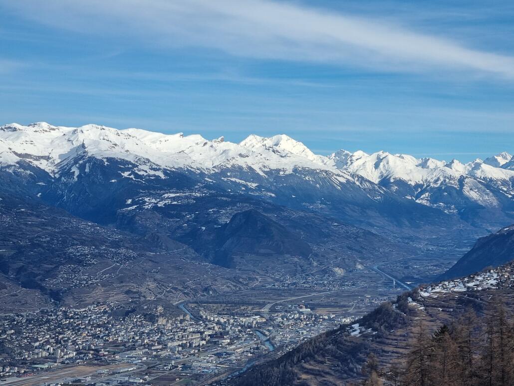 Ich verzog mich dann auf eine Hütte um das Super G Rennen in Crans Montana gleich im Tal gegenüber zu schauen.<br />Richtig coole Stimmung als Malorie Blanc ihren Lauf auf Zwischenrang 1 beim Heimrennen ins Ziel gebracht hat