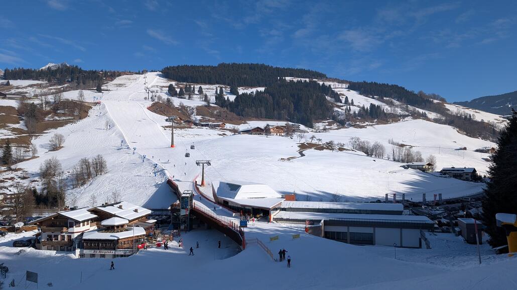 Recht neue Verbindungsbahn die in einer Kurve ein Haus umfährt