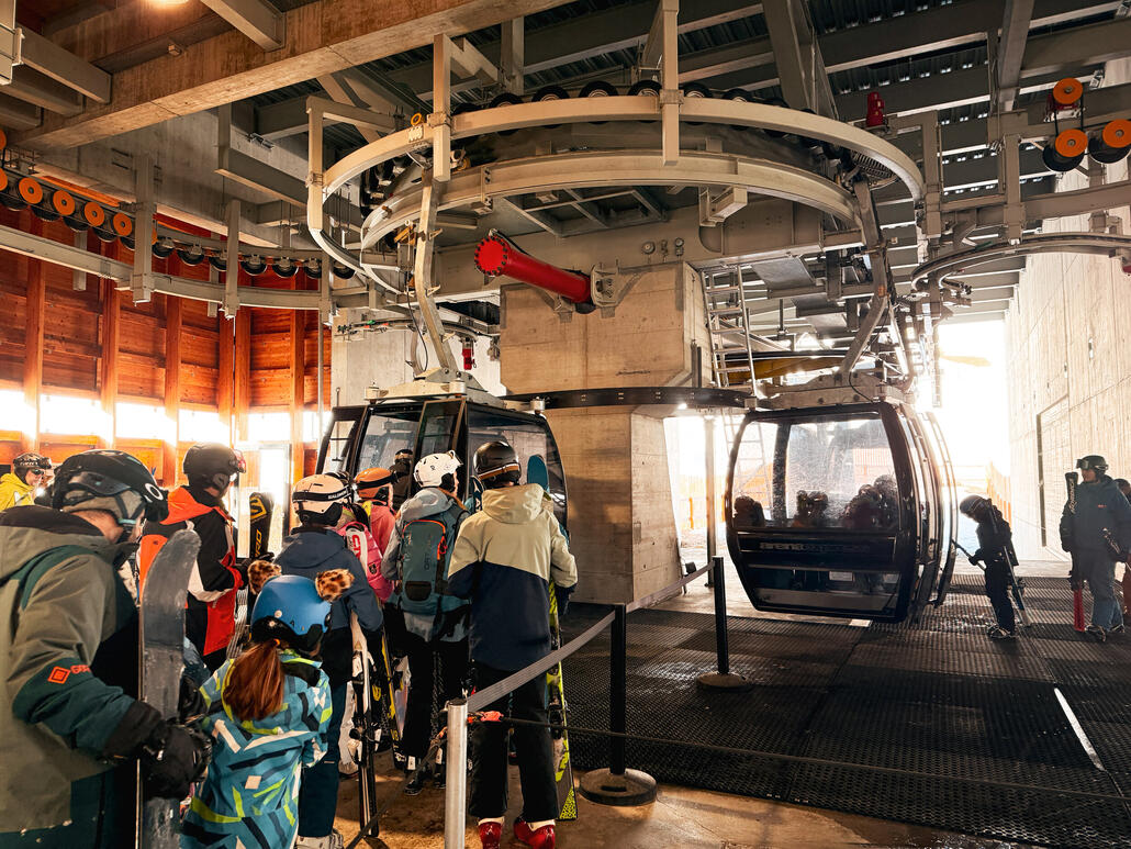 IMG_1540.JPG (1.52 MiB) 743 mal betrachtet Arena Express, tolle Anlage. Jedoch haben Die Kabinen weder Skiköcher aussen, noch innen, weder eine Stange zum anlehnen im Kabineninneren. Dann muss halt die Scheibe herhalten.