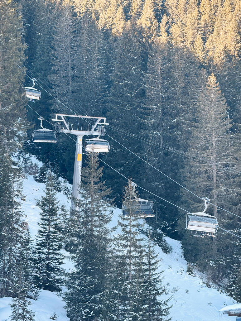 IMG_1548.JPG (2.12 MiB) 744 mal betrachtet In Plaun folgt der gleichnamige Sessellift.