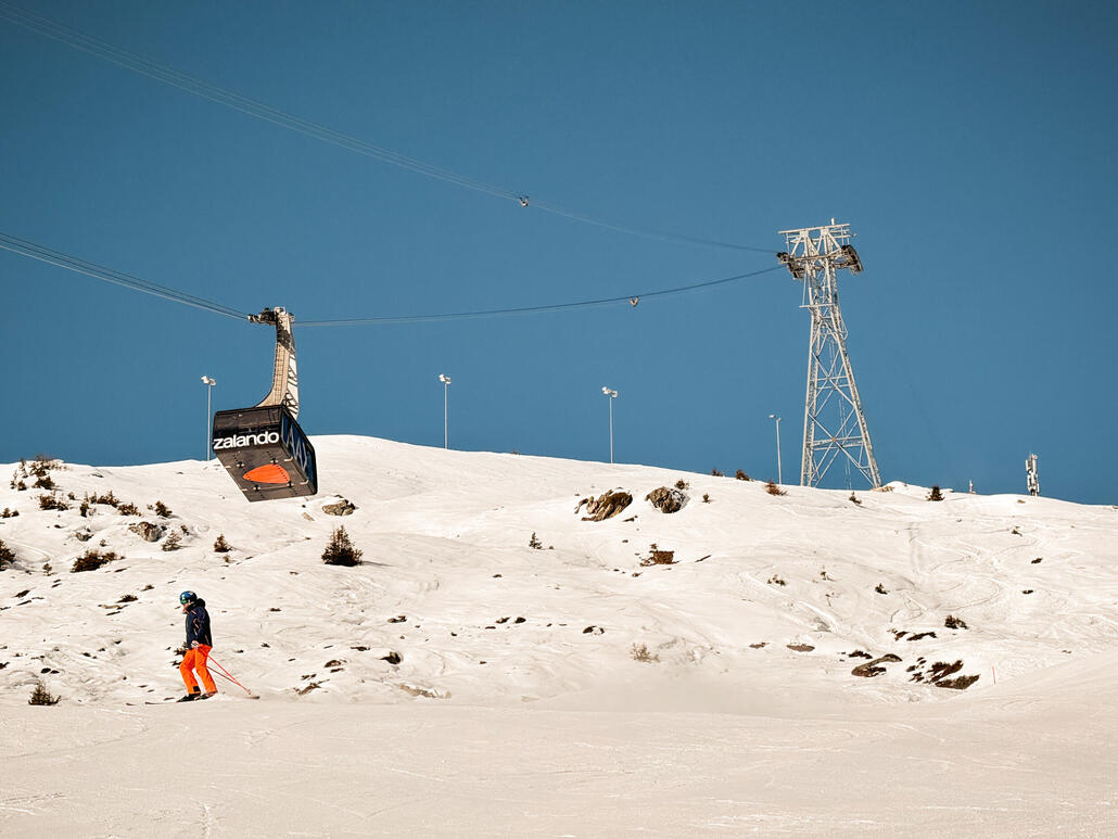 IMG_1581.JPG (799.88 KiB) 744 mal betrachtet Crap Bahn, Moncler Werbung ist etwas schöner als Zalando.