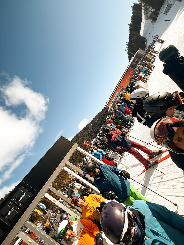 Blick auf die Schlange. Der Sessellift hällt alldauernd, die Gondelbahn auf die andere Talseite fährt einen guten Moment gar nicht.