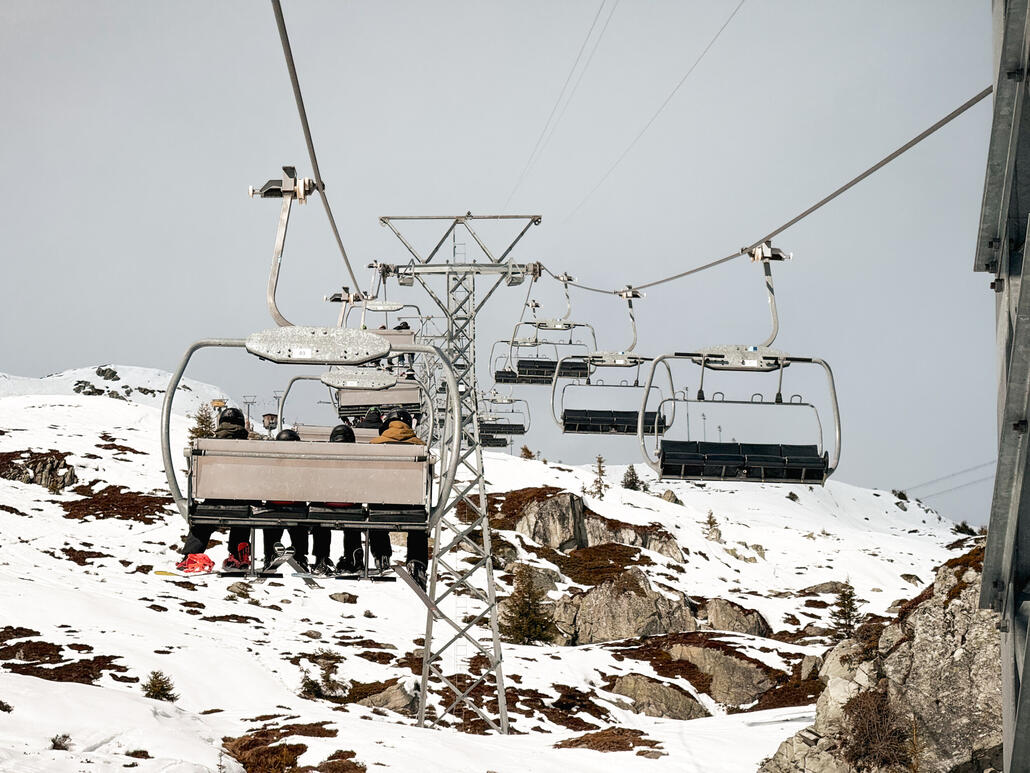 IMG_1608.JPG (1021.62 KiB) 744 mal betrachtet Dieser Von Roll Klassiker schaufelt gut Leute weg. Vierersessel sind glaub nach wie vor am effizientesten. Der Fahrgast neben mir, zündet gerade einen Joint an.