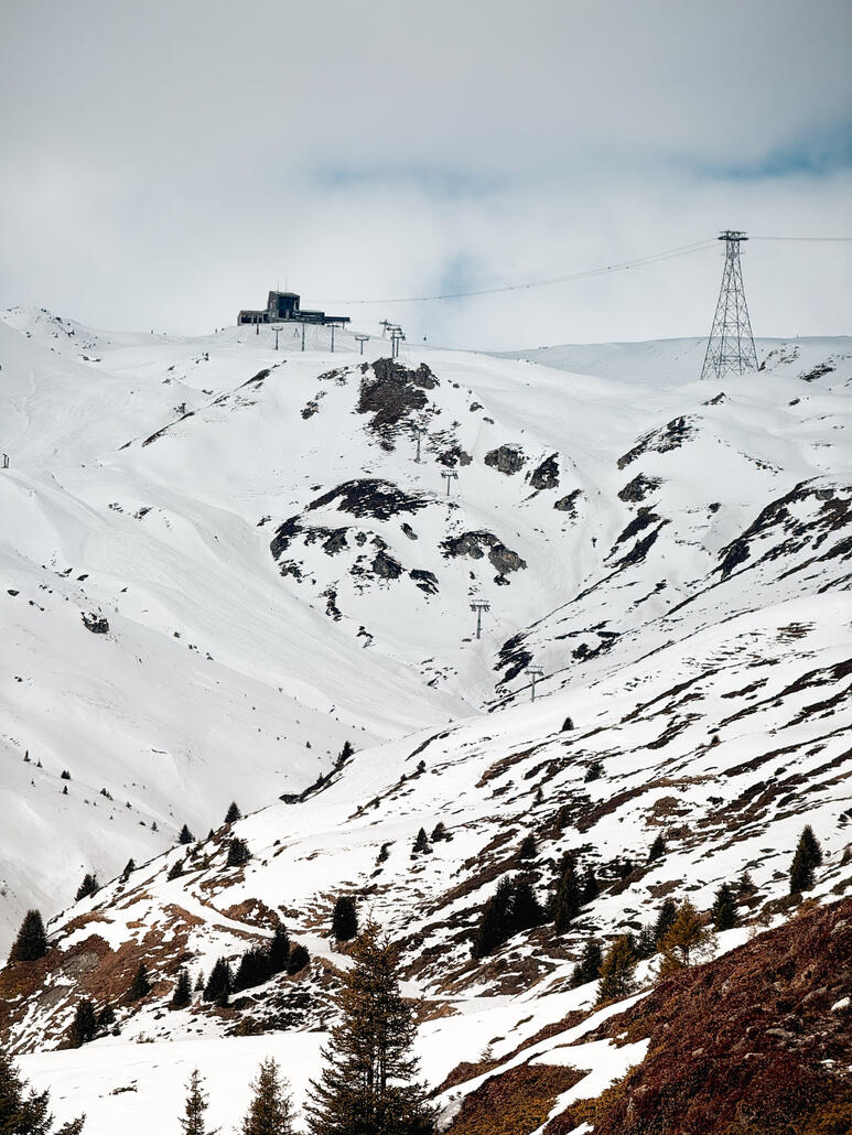 IMG_1630.JPG (1.16 MiB) 744 mal betrachtet Geschlossener Treis Palas Lift. Ja mit der Beschneiung hat mans in Laax verpasst.