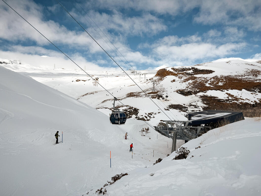 IMG_1636.JPG (924.93 KiB) 743 mal betrachtet In Zermatt hat man die niedrigen Kabinen wo man nicht aufrecht stehen kann, durch höhere LWI Kabinen ersetzt. Hier baut man neue Bahnen mit niedrigen Kabinen. Verkehrte Welt. Das kann ich irgendwie echt nicht glauben. Laax hat einen guten ersten Eindruck, doch jetzt kippt die Freude gerade irgendwie. Vielleicht weil ich Hunger hab und ich gerade durch ein Meer von Steinen durchgefahren bin