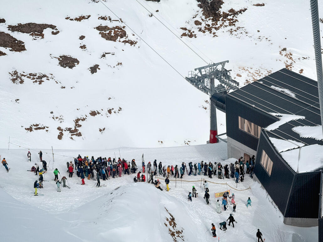 IMG_1638.JPG (1.05 MiB) 744 mal betrachtet Blick auf die Bahn, die sehr tiefe Förderleistung macht sich vor den Eingängen bemerkbar.