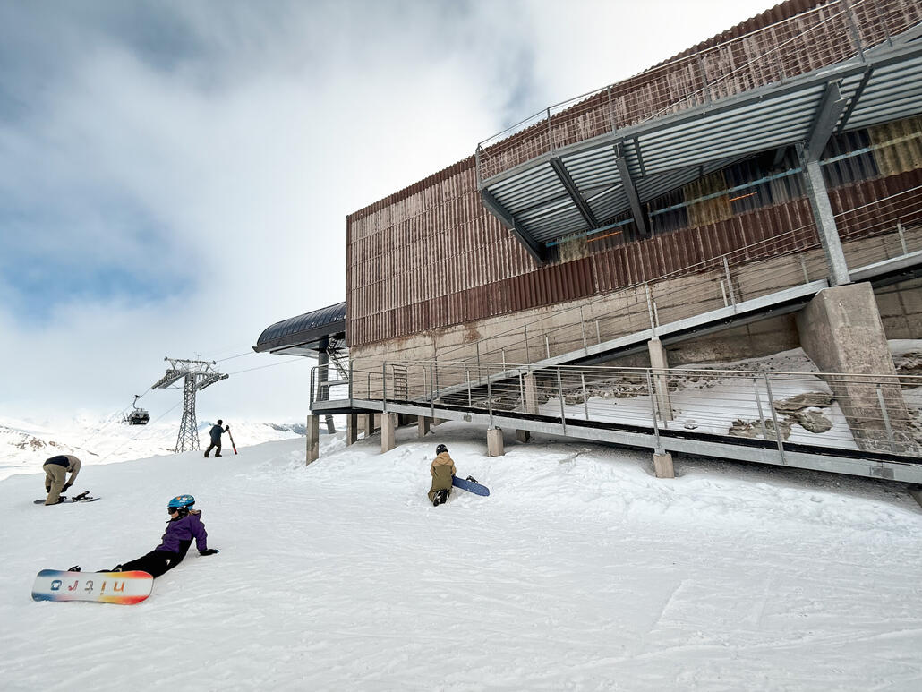 IMG_1647.JPG (1.06 MiB) 744 mal betrachtet Masegn, irgendwie komisch gelöst, dass man am zweiten Stock eines Gebäudes ankommt und dann diese Rampe runter muss.