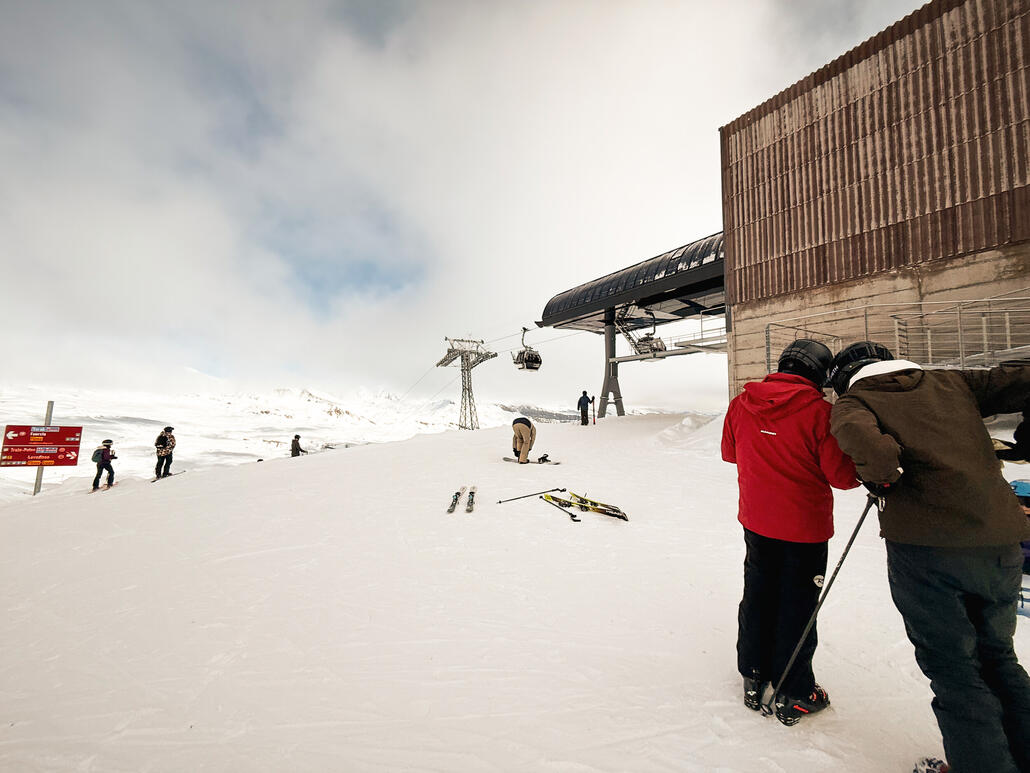 IMG_1648.JPG (817.98 KiB) 743 mal betrachtet Hätte man die Kompaktstation an den letzen Stützenstandort hingestellt, wäre ja bequemer gewesen. Aber schon klar, dass oben halt garagiert wird. Bessere Lösung wäre schon realisierbar gewesen aber da hätte man ja noch Geld in die Hand nehmen müssen
