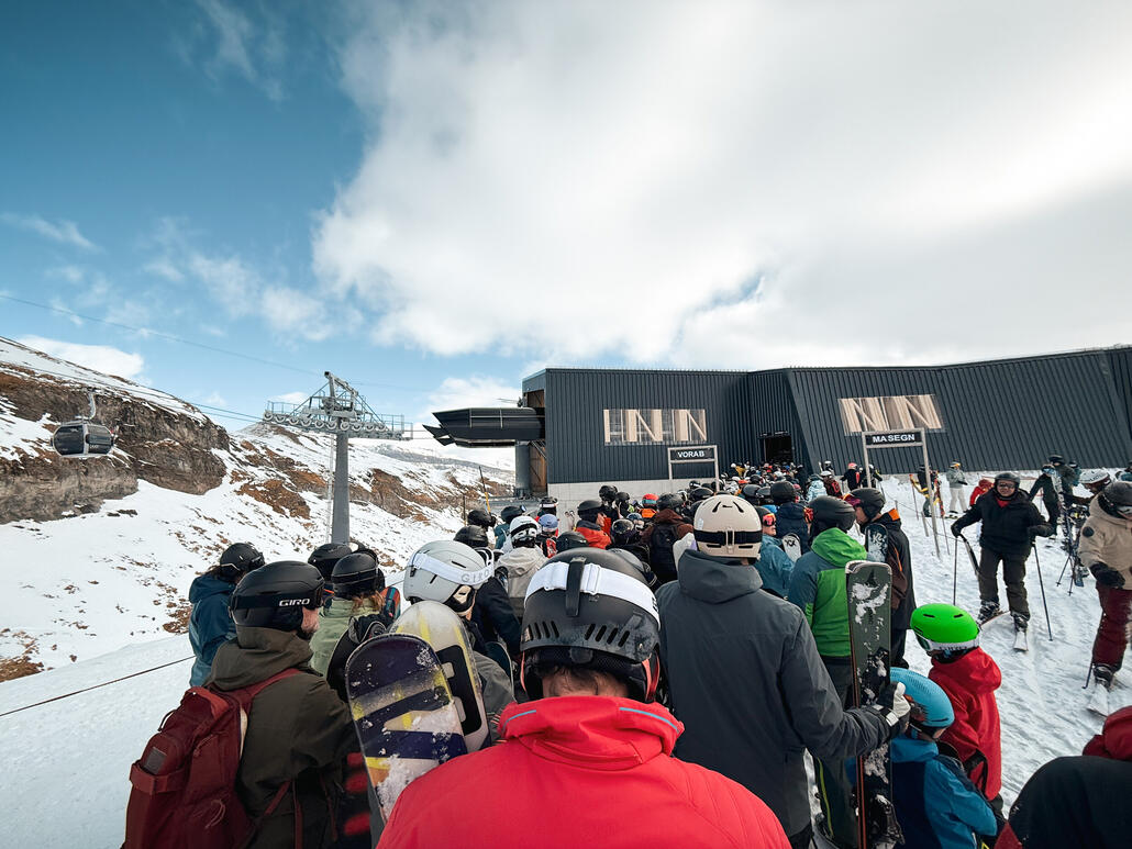 IMG_1649.JPG (1006.66 KiB) 743 mal betrachtet Über eine furchtbare Piste die über jegliche Kuppen führt gehts wieder nach Fuorcla. Wir stehen also an, an einer Bahn die gerade erst "neu" gebaut wurde.