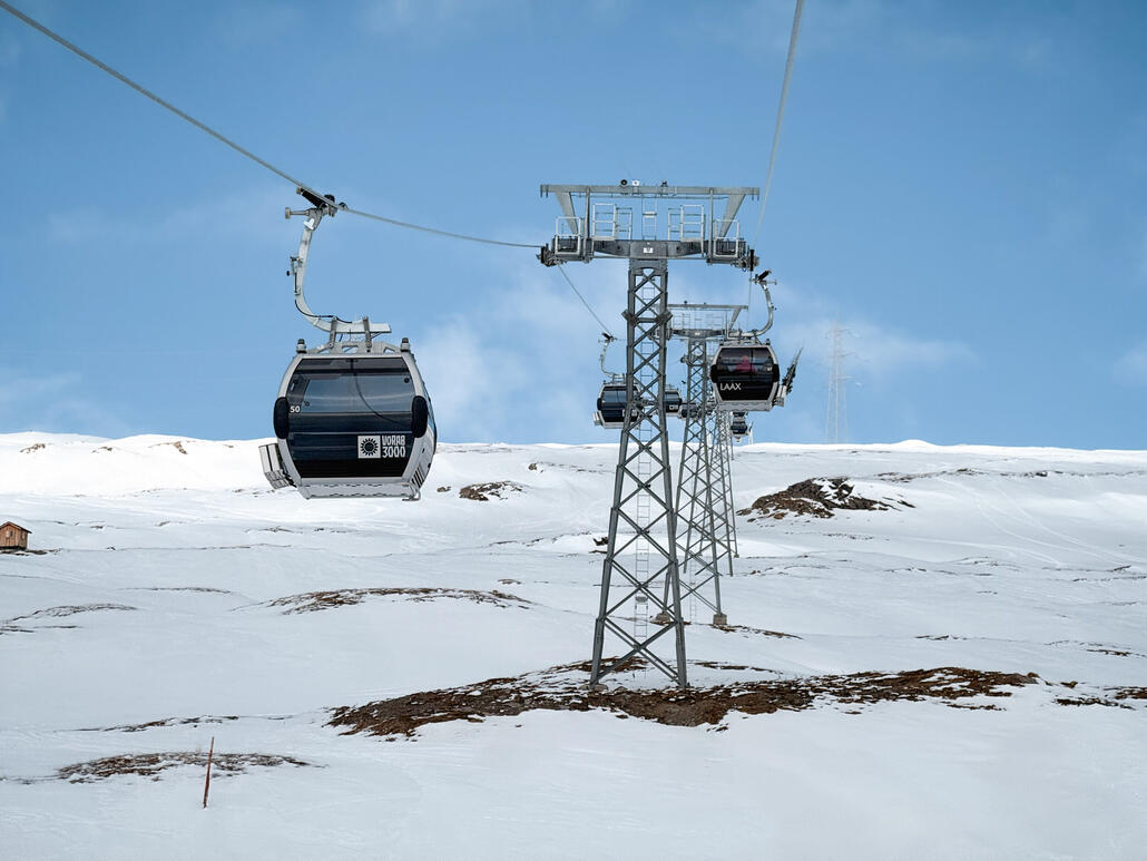 IMG_1659.JPG (713.1 KiB) 743 mal betrachtet Über Budget-Stützen geht es Richtung Vorab. In der Kabine ist es so eng, und ein Snowboarder musste das Bord diagonal in die Kabine nehmen. Tolle neue Bahn... .