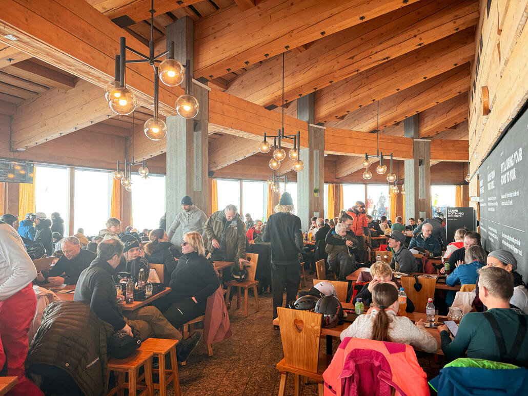 IMG_1664.JPG (1.3 MiB) 743 mal betrachtet Mittagessen im Vorab Restaurant. Kantinenrestaurants sind per se nicht so meins. Aber hier war der Service unterirdisch. Während ich und Elias mit dem Essen fertig waren, bekam Andy erst sein essen. Das Service personal stellt dann auch gerne das Tablet voller Essen für andere Tische kurzzeitig einfach auf unseren Tisch. <br />Aber ich weiss, dass es hier auch bessere Restaurants gibt. Aber trotzdem, Daumen runter.