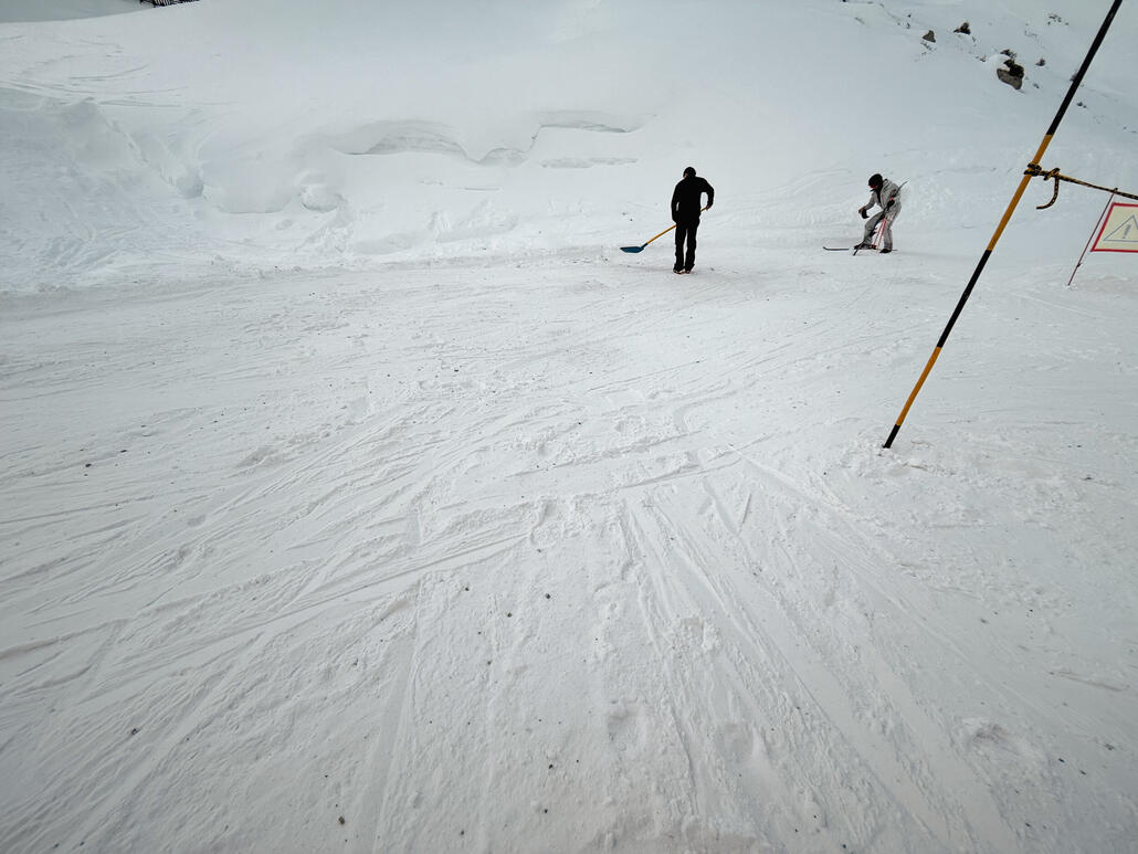 In Fuorcla, schaufelt ein motivierter Mitarbeiter die Steine von der Piste. Es gibt sie eben noch, die aufmerksamen Mitarbeiter. Hut ab. :)