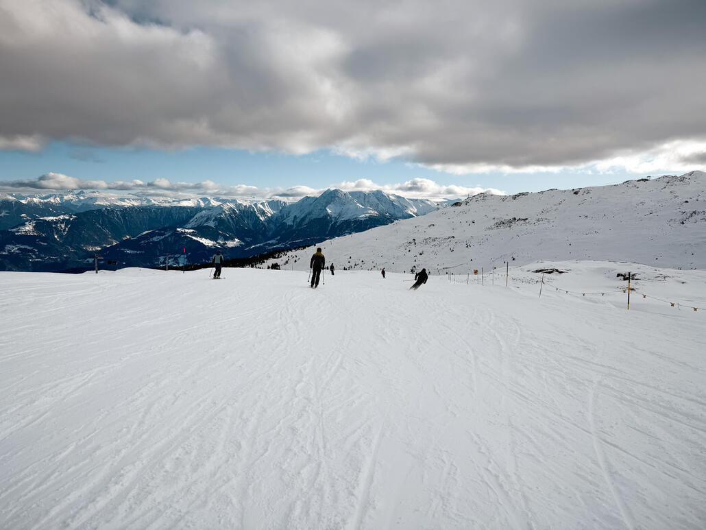 IMG_1685.JPG (728.2 KiB) 743 mal betrachtet Nachdem wir wieder auf den Vorab gegondelt sind, geht es weiter nach Sogn Martin. Die Piste unterirdisch.