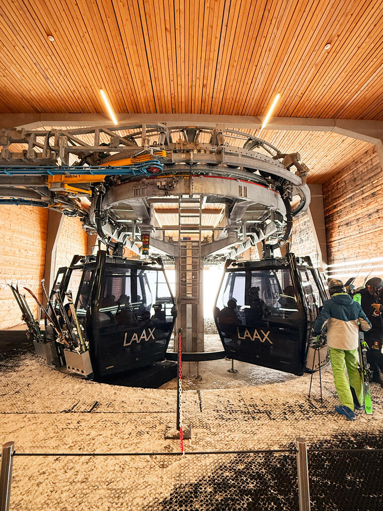 IMG_1691.JPG (1.99 MiB) 743 mal betrachtet La Siala Bahn, hier wieder alles voll schön gemacht. Tolles Gebäude und moderner Lift. Die 10er Kabinen empfinde ich als etwas zu eng? Das kenn ich von Poma Bahnen nicht.