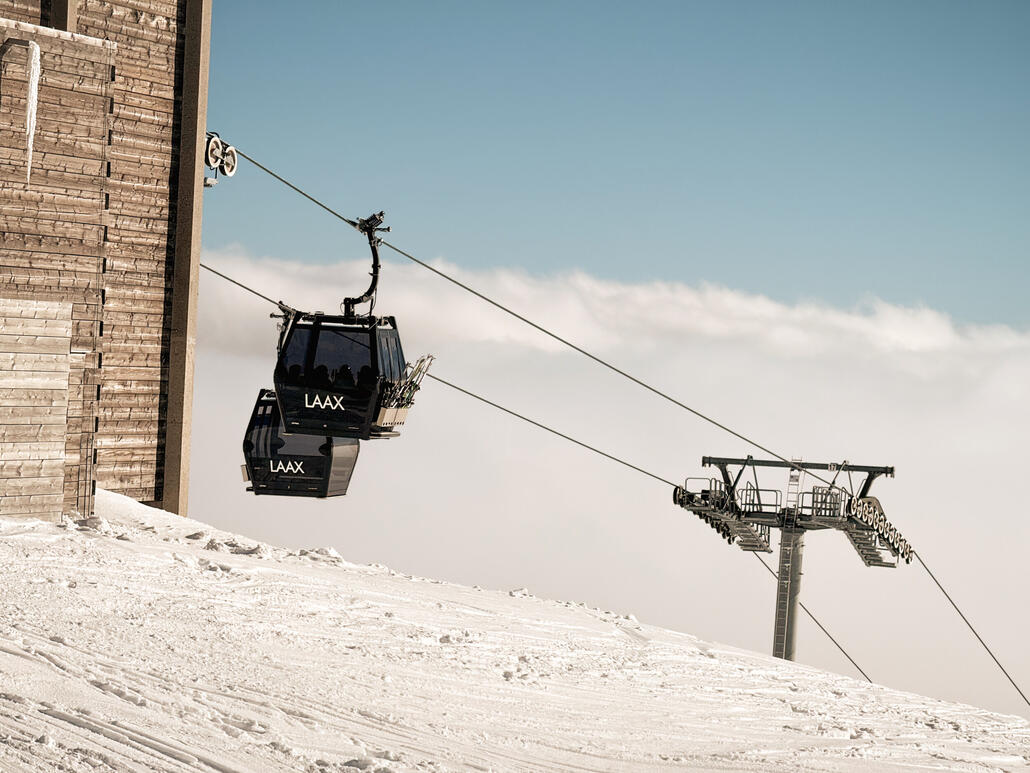 IMG_1704.JPG (897.22 KiB) 743 mal betrachtet Und der Ausblick ist eifach Wow. Wir sind wieder über der Wolkendecke.