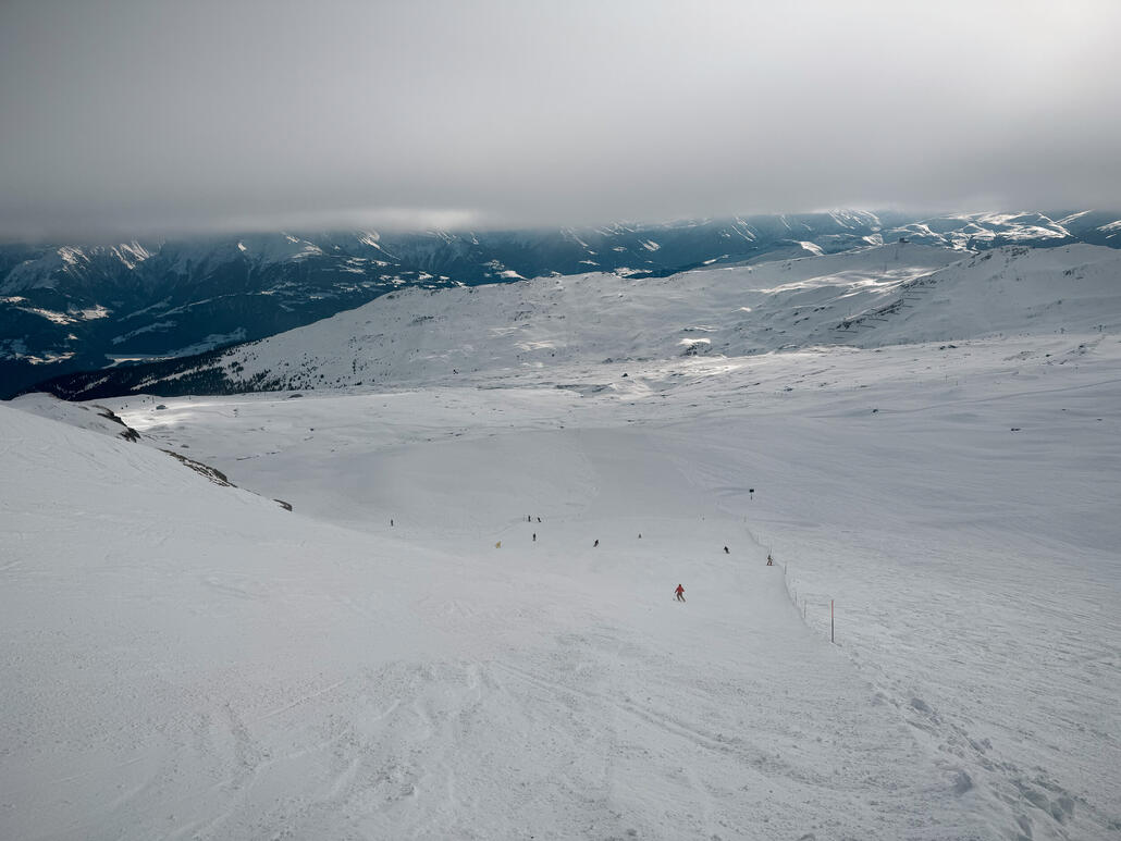 IMG_1709.JPG (791.5 KiB) 743 mal betrachtet Wieder unter der Wolkenbank. Die Piste geht wieder über jeden Hügel. Planieren geht leider nicht aufgrund Naturschutz. Naja, das ist eben echtes Skifahren ;). Trotzdem, bin ich drei mal ungewollt von der Piste abgehoben.