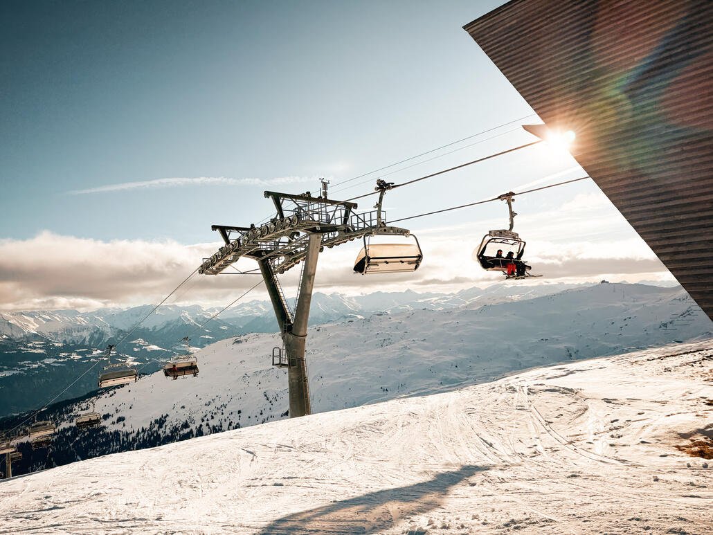 Bergstation Muotta Rodunda, schöne Abendstimmung. Andy und ich setzen uns für ein Apero ein.