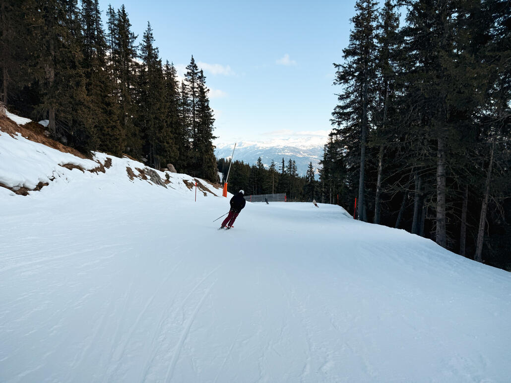 IMG_1731.JPG (1.04 MiB) 744 mal betrachtet Talfahrt von Nagens nach Flims über die Stretg. Schöne Piste bei den Ziehwegabschnitten.