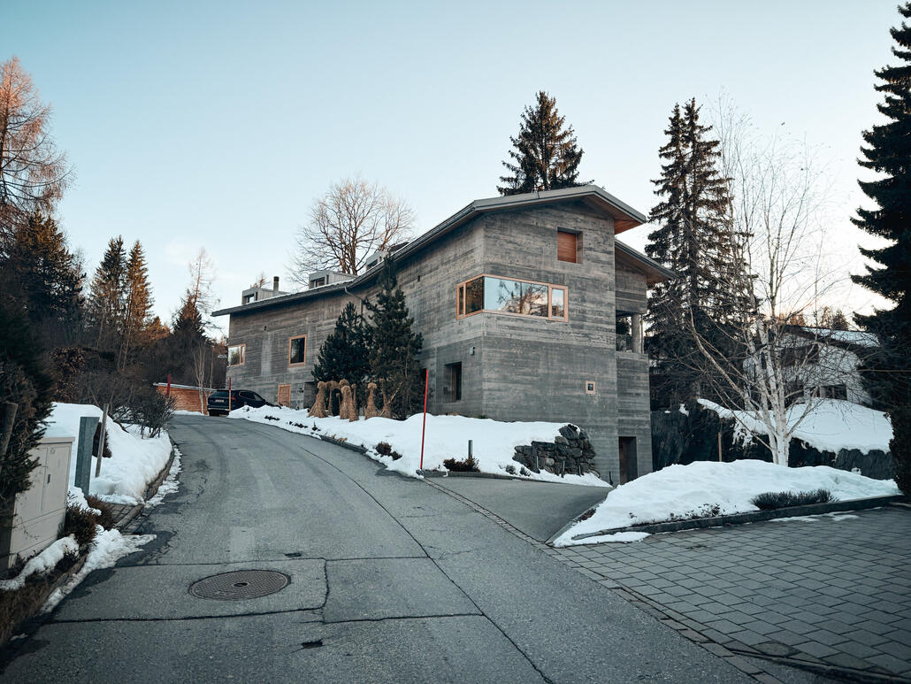 Auf dem kurzen Fussmarsch zur Wohnung muss ich dann doch ein Foto von diesem sehr coolen Gebäude machen.