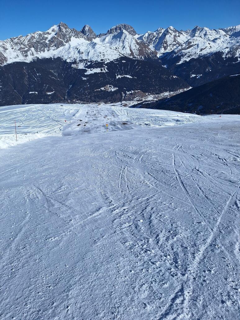 Rote Piste 8 - Colms<br /><br />Vor dem hier zu sehenden Teil kann man rechts zur Piste 7 rüberqueren, da es im unteren Teil der 8 sehr wenig Schnee hat.