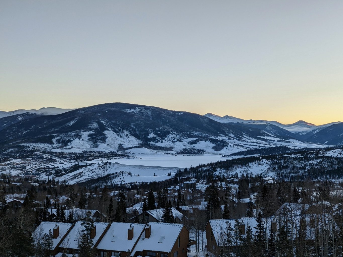 Morgendlicher Blick zum Dillon Reservoir in Summit County