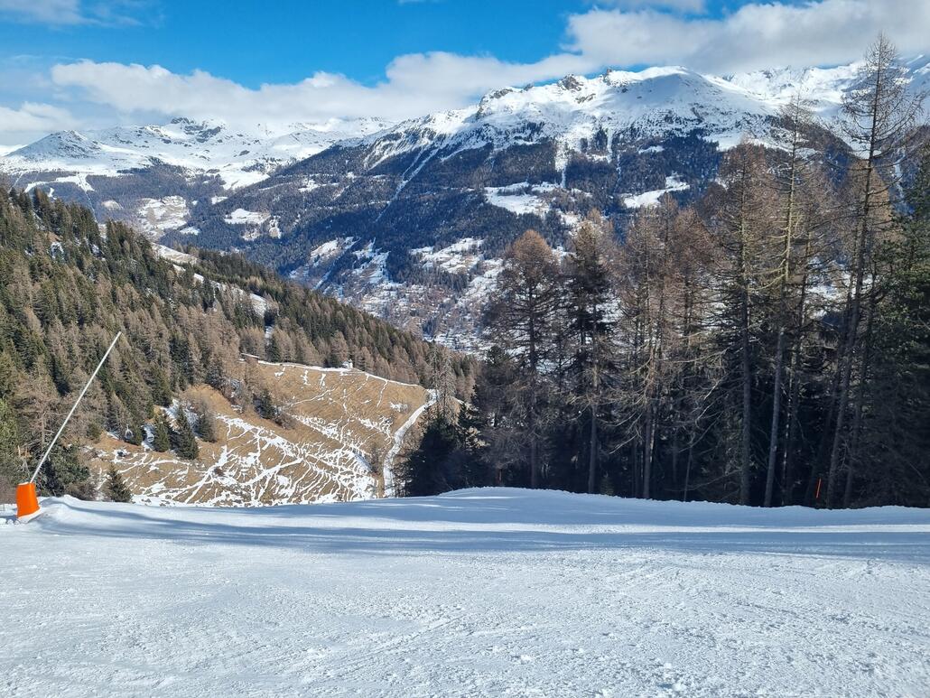Der Einstieg in die schwarze Talabfahrt war grausig bröcklig und eisig. Weiter unten nach der Kurve aber schön zu fahren